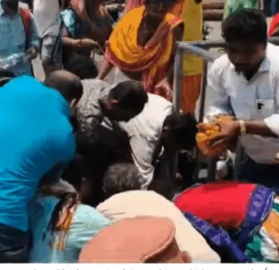 ದೇವಾಲಯದ ಬಳಿ ಬಡ ವ್ಯಾಪಾರಿಯ ಬಂಧನದ ಬೆನ್ನಲ್ಲೇ ಮುಗಿಬಿದ್ದು ಸಿಹಿ ತಿಂಡಿ ಲೂಟಿ ಮಾಡಿದ ಜನ; ಎತ್ತ ಸಾಗುತ್ತಿದೆ ನಮ್ಮ ನೈತಿಕತೆ?